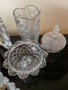 lot 90 image: Vintage Glassware Items