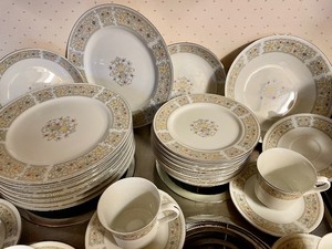 lot 51 image: China Set