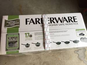 lot 144 image: Farberware 17 Piece Cookware Set (NEW)