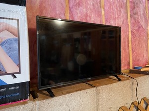 lot 183 image: 32 Inch Polaroid HD LED TV
