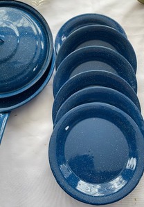 lot 308 image: Blue Enameled Pan and 6 Plates