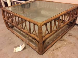 lot 262 image: Vintage Daytons Rattan Table w Glass Top