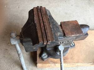 lot 347 image: Oxwall Tool Bench Vise