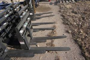 lot 18 image: Brand New CID Brand Toro, Dingo, Boxer Mini Skid Universal Mount Pallet Fork Attachment