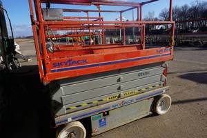 lot 8 image: Sky Jack Model SJIII 3226 Scissors Lift