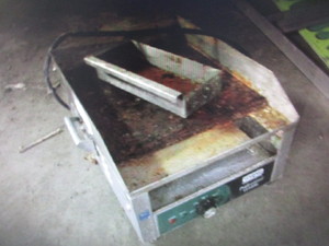 lot 46 image: Waring 14 comercial griddle