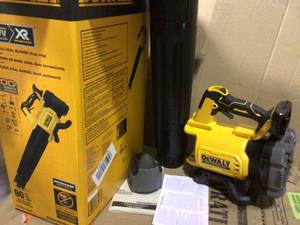 lot 86 image: 125 MPH 450 CFM 20V MAX Cordless Brushless Handheld Blower (Tool Only) by DEWALT in good conditions 