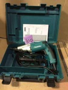 lot 100 image: 6.6 Amp 34 in. Corded Hammer Drill with Torque Limiter Side Handle Depth Gauge Chuck Key Hard Case by Makita In good conditions 