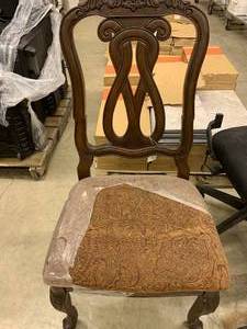 lot 31 image: SINGLE DINING ROOM CHAIR
