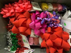 lot 66 image: BOX OF ASSORTED RIBBONBOWS
