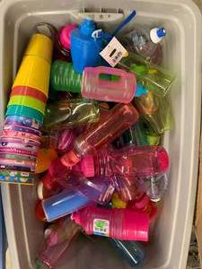 lot 72 image: TOTE FULL OF ASSORTED PLASTICWARE