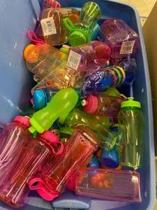 lot 73 image: TOTE FULL OF ASSORTED PLASTICWARE