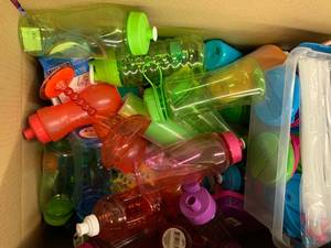 lot 74 image: TOTE FULL OF ASSORTED PLASTICWARE