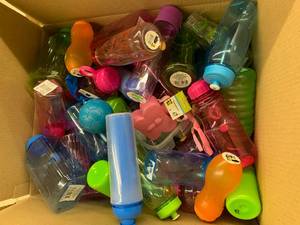 lot 75 image: TOTE FULL OF ASSORTED PLASTICWARE