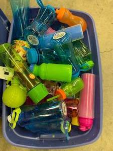lot 80 image: TOTE OF ASSORTED PLASTICWARE
