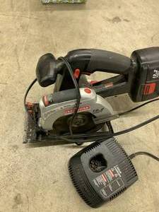 lot 96 image: CRAFTSMAN SAW WITH BATTERYCHARGER