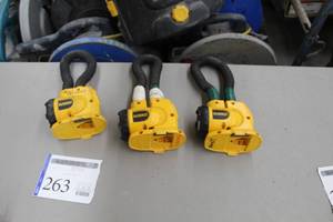 lot 263 image: Lot of (3) DeWalt 18V Cordless Rechargable Light DW919