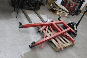 lot 253 image: Engine Hoist 8-Ton Long Ram Jack