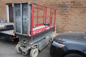 lot 252 image: Mayville Engineering Co. Inc. 24V Aerial Work Platform 2004HT