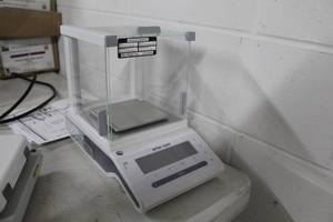 lot 71 image: Mettler Toledo NewClassic MF Scale MS303S