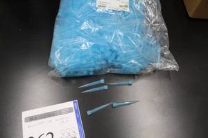 lot 262 image: Lot of (1 Bag) Globe Scientific Inc. Pipette Tips 100-1000uL Blue Universal Fit Non-Sterile Polypropylene 1000-count
