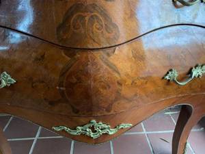 Curvy wood chest