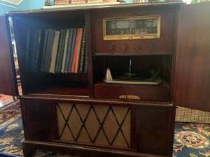 Console Radio with Turntable