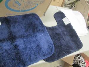 lot 4 image: 2 Bath Rugs, Towel...