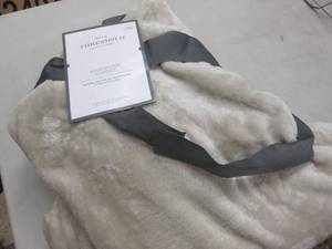 lot 52 image: Threshold TwinXL Microplush Blanke...