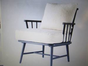 lot 105 image: Taylorsville Spindle Accent Chair -...
