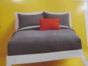 lot 231 image: Room Essentials FullQueen Microfib...