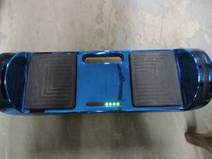 lot 104 image: Blue Hoverboard That powers on (cha...