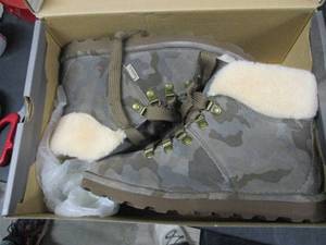 lot 259 image: Bearpaw Womens size 9 Boots...