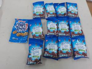 lot 148 image: Oreo Mint Thin Bites Fudge Dipped a...