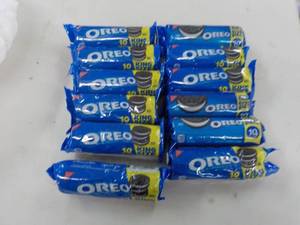 lot 158 image: Oreo Kings Size, 10 Cookies near o...
