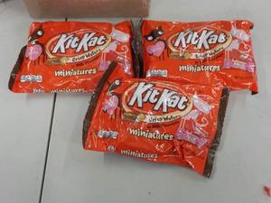 lot 205 image: Kit Kat Miniatures Milk Chocolate 3...