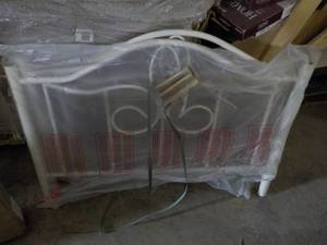 lot 93 image: Hillsdale Furniture Twin Metal Head...