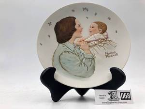 lot 068 image: Norman Rockwell - A Tender Moment Plate -Early Limited Edition (Valued  $35)