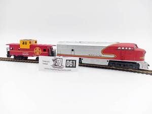 lot 061 image: Vintage 1970s HO Scale Santa Fe Locomotive & Caboose