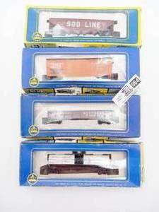 lot 064 image: 4 Vintage Bachmann A.H.M. HO Scale Train Cars
