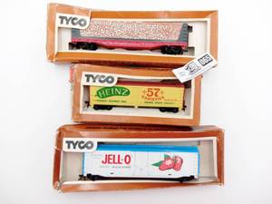 lot 065 image: 4 Vintage TYCO HO Scale Train Cars II