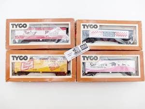 lot 066 image: 4 Vintage TYCO HO Scale Train Cars III