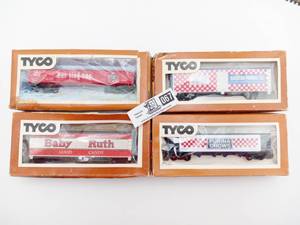 lot 067 image: 4 Vintage TYCO HO Scale Train Cars IV