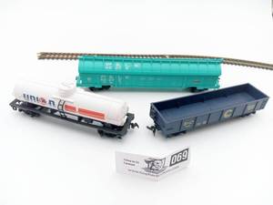 lot 069 image: 3 Vintage HO Scale Train Cars