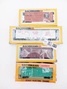 lot 072 image: 4 Vintage Bachmann HO Scale Train Cars
