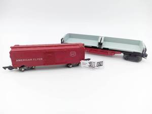 lot 079 image: 2 Lionel 1950s & 1970s Train Cars
