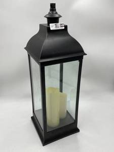 lot 049 image: Outdoor Lantern