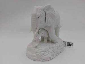 lot 076 image: Lucky Elephant Bundle