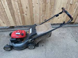 lot 1 image: Honda ConvertibleRagMulch Discharge Harmony II HRT216 Lawn Mower