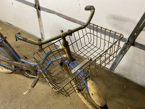 lot 31 image: Vintage Womens Schwinn Bicycle